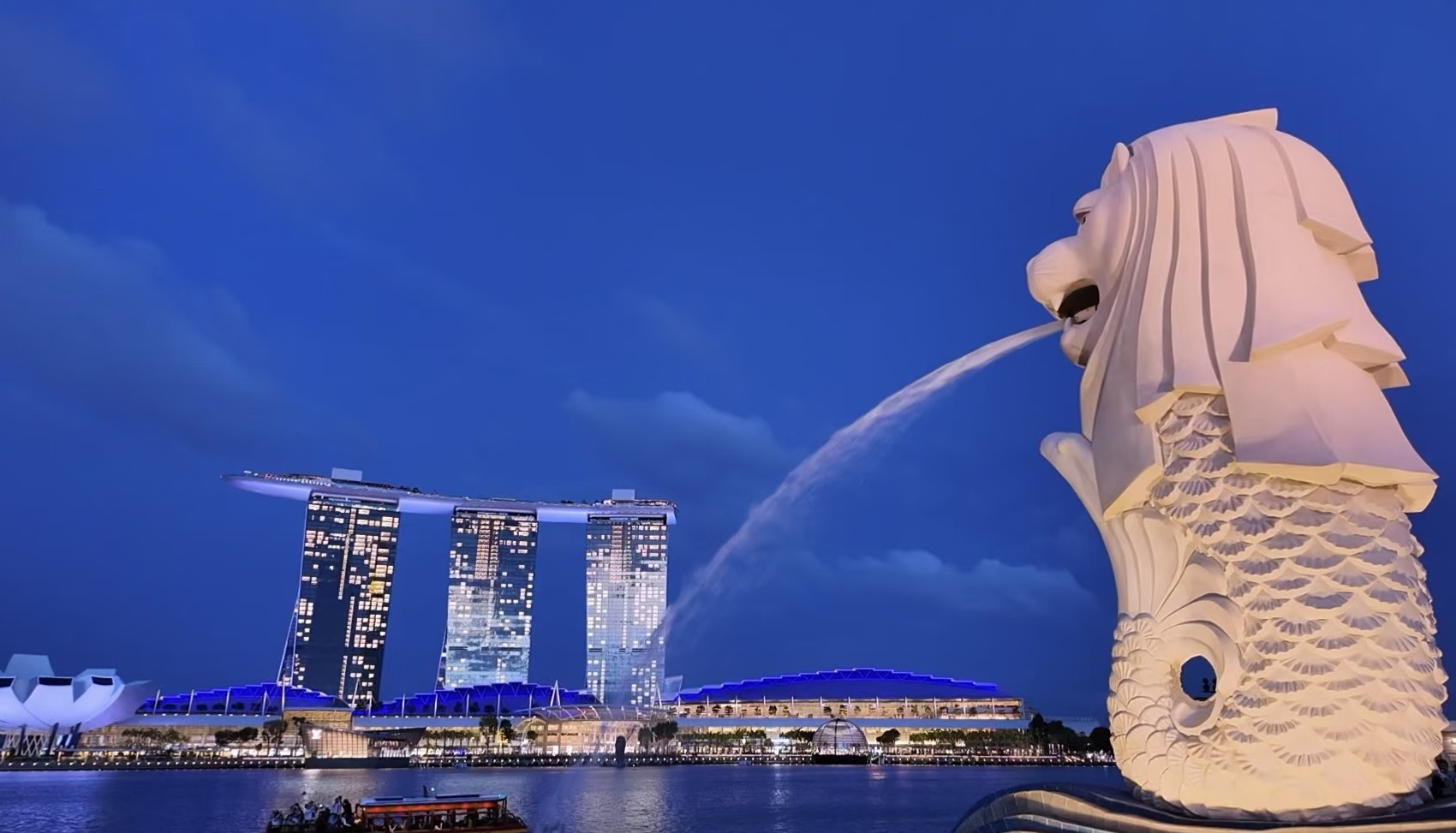 Merlion and Marina Bay skyline at dusk